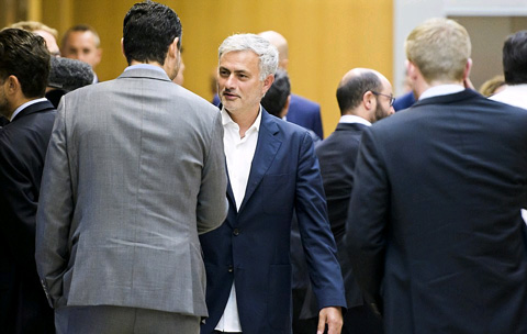 Mourinho xuất hiện trong bộ vest chẳng giống ai