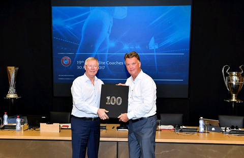 Sir Alex trao kỉ vật đặc biệt cho Van Gaal - người đã có 100 trận tại đấu trường châu Âu trên cương vị HLV trưởng