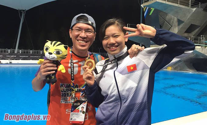 Nụ cười rạng rỡ của Ánh Viên bên người viết ở nhà thi đấu cuối cùng của môn bơi tại SEA Games 29. Ảnh: Minh Tuấn