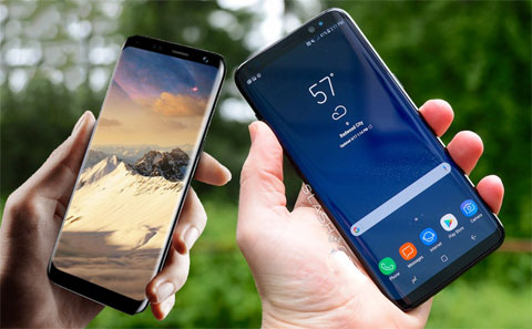 Bluboo S8+ (bên trái) không khác gì chiếc galaxy S8+ của Samsung nhưng giá chỉ bằng 1/3