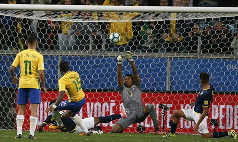 Paulinho tiếp tục thể hiện cái duyên ghi bàn trong màu áo ĐT Brazil