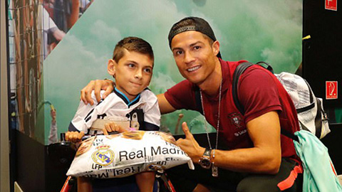 Ronaldo thăm fan cuồng tại Hungary