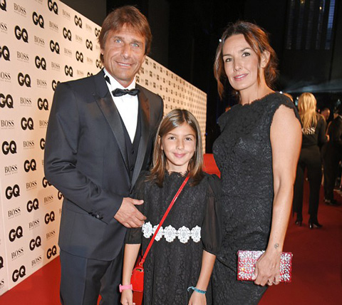 Conte đến dự buổi lễ cùng vợ và con gái