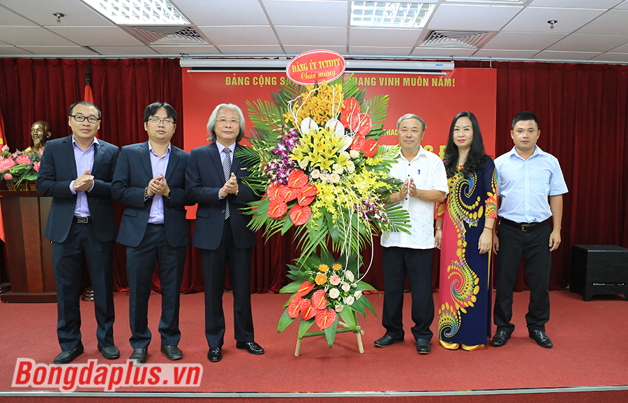 Đồng chí Phạm Gia Huy đại diện Tổng Cục TDTT tặng hoa Ban chi ủy Báo Bóng Đá