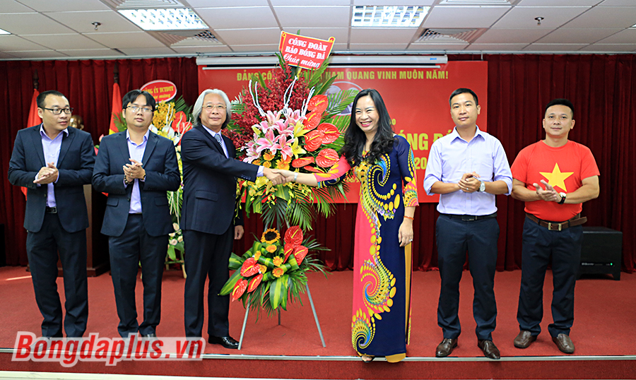 Các đoàn thể Công đoàn, Chi hội Nhà báo, Đoàn Thanh niên Báo Bóng Đá tặng hoa mừng Đại hội