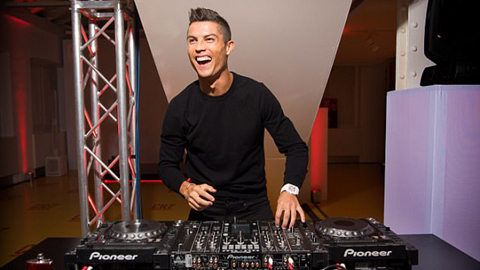 Ronaldo trổ tài DJ trong ngày ra mắt nước hoa nhãn hiệu CR7