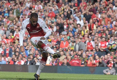 Pha lập công của Lacazette 