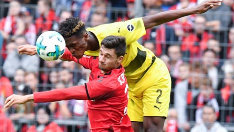 pDortmund (áo vàng) đã không thể vượt qua được Freiburg dù chơi hơn người từ phút 30 của trận đấu