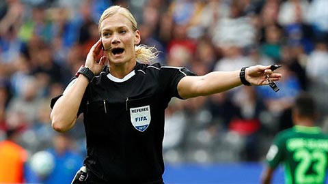Lần đầu tiên trong lịch sử Bundesliga sử dụng trọng tài nữ chính
