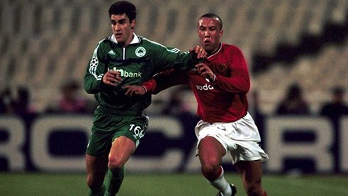 Giourkas Seitaridis (áo xanh) ngay lập tức tạo nên tầm ảnh hưởng ở Panathinaikos khi ghi bàn vào lưới M.U năm 2001