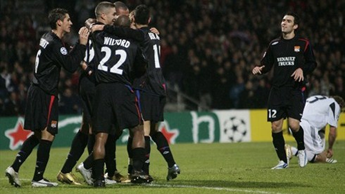 Karim Benzema, người ra mắt Lyon năm 17 tuổi, được các đồng đội chia vui sau khi xé lưới Rosenborg năm 2005