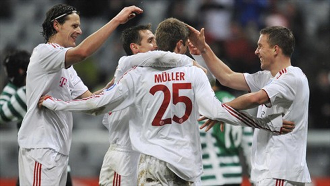 Thomas Mueller ăn mừng trong chiến thắng 7-1 của Bayern trước Sporting Lisbon năm 2009