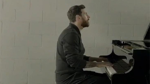 Messi múa phím bản nhạc Champions League trên piano