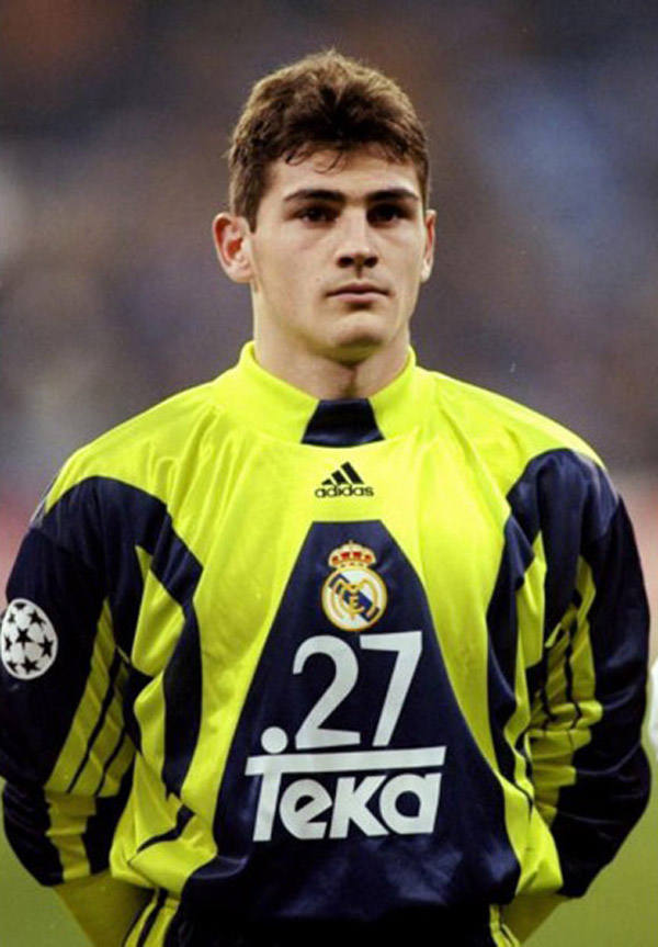 Iker Casillas xuất hiện ở trận gặp Olympiakos trong mùa giải 1999/2000