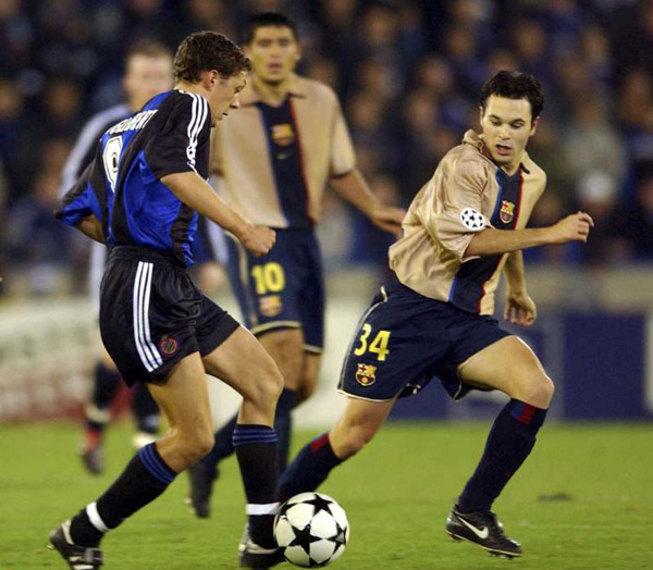 Andres Iniesta thi đấu trong cuộc đối đầu giữa  Club Brugge và Barcelona (mùa giải 2002/03)