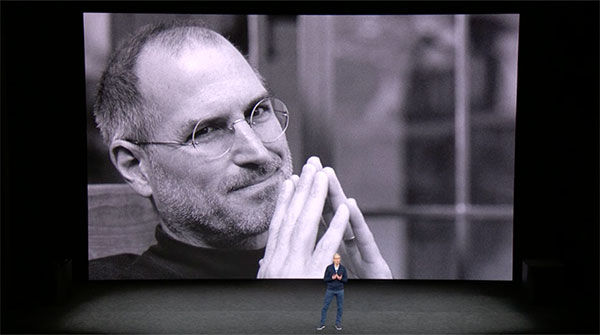 Vinh danh người tiền nhiệm Steve Jobs