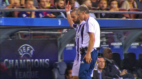 Higuain giơ ngón tay thối về phía CĐV Barca