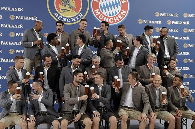 Các cầu thủ Bayern mặc quần sóc trong lễ hội bia, đây là nét văn hóa đặc trưng của xứ Bavaria. 