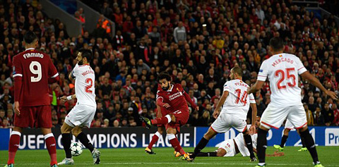 Cú sút đập người hậu vệ Sevilla đổi hướng thành bàn của Salah