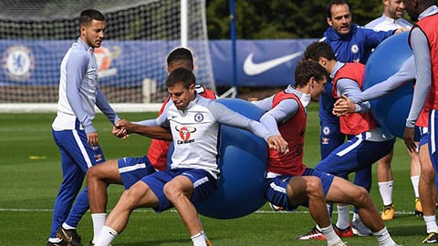 Chelsea tập cùng bóng Yoga trước trận gặp Arsenal