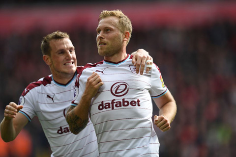 Arfield mở tỷ số cho Burnley ở cú dứt điểm trúng đích duy nhất trong cả trận đấu