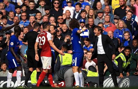 Conte không hài lòng với chiếc thẻ đỏ dành cho Luiz