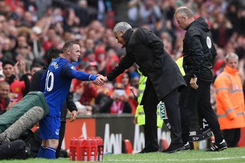 Cái bắt tay giữa Rooney và Mourinho