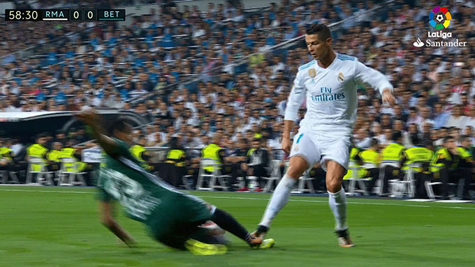 Ronaldo để lại hình ảnh xấu với pha bóng đạp vào chân hậu vệ Betis