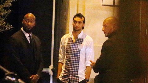 pJavier Pastore (áo sơ mi) cùng các cầu thủ PSG tới dự “bữa tối hòa giải” do Dani Alves (ảnh chủ) chủ trì