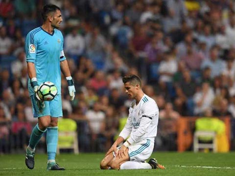Có sự trở lại của Ronaldo và sự góp mặt của hàng loạt hảo thủ, Real vẫn tiếp tục chệch choạc với 7 điểm kém Barca