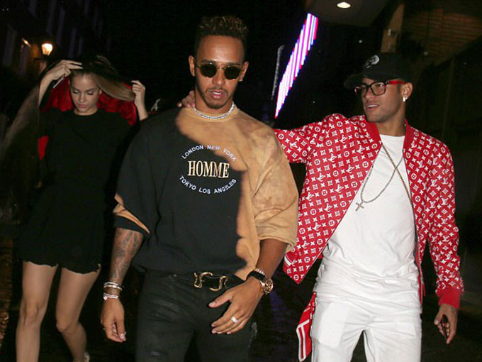 Rời bữa tiệc, Hamilton đưa Neymar và Palvin tới một căn hộ sang trọng