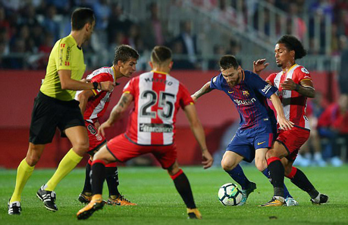 Messi bị kẹp giữa vòng vây của đối phương