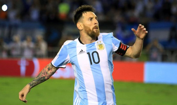 Messi còn gánh nặng cực lớn tại ĐT Argentina - đội chỉ hiện đứng thứ 5 tại vòng loại World Cup 2018 khu vực Nam Mỹ (suất tương đương dự phải tranh vé vớt)