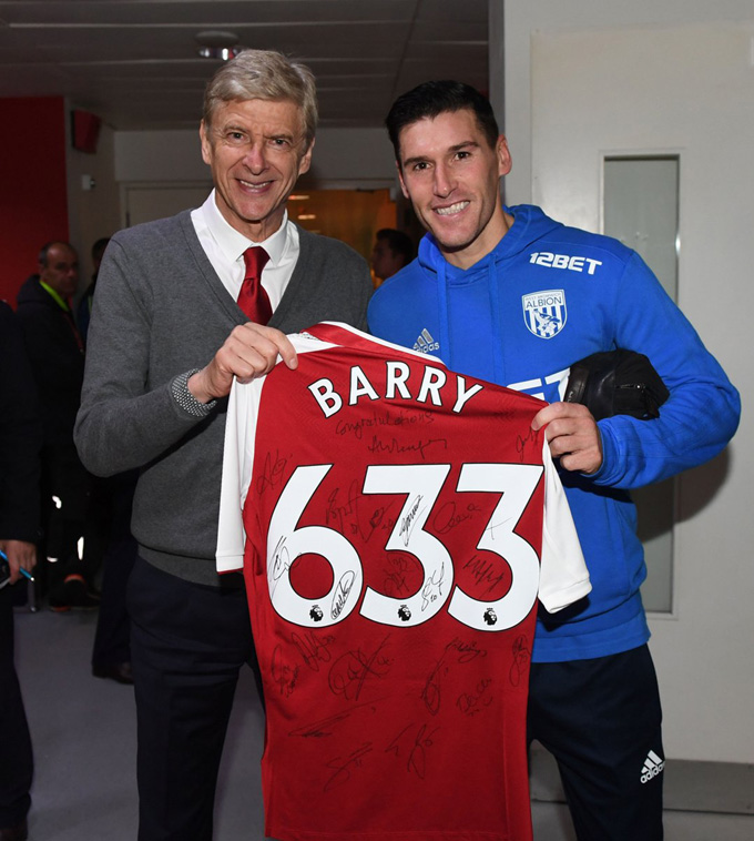 Wenger trao tặng áo đặc biệt cho Barry