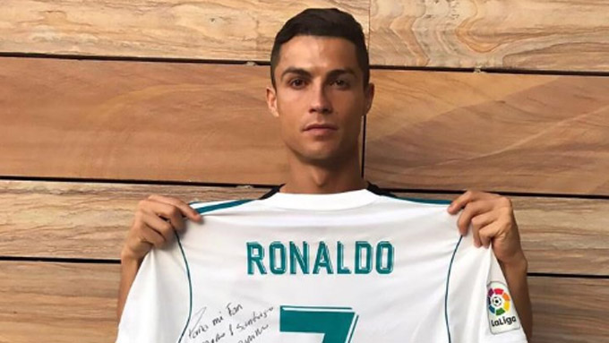 Ronaldo tri ân fan nhí qua đời vì động đất ở Mexico