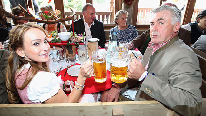 Dàn sao Bayern tưng bừng tham gia lễ hội bia Oktoberfest