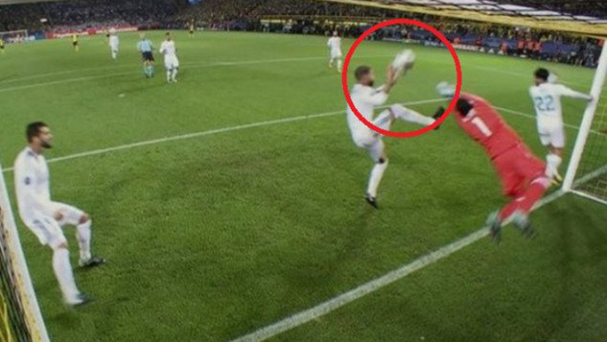 Ramos dùng tay chơi bóng, Dortmund vẫn mất penalty