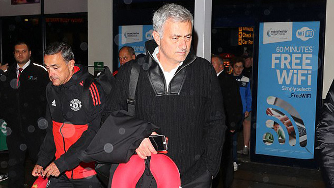 M.U bơ phờ về đến Anh lúc 4h sáng, Mourinho ghen tỵ với Liverpool
