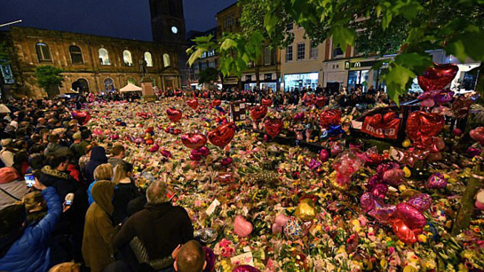 Đông đảo người dân Manchester cầu nguyện cho những nạn nhân xấu số