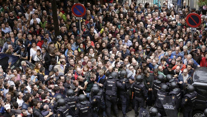 Cảnh sát trấn áp người Catalan đi bỏ phiếu