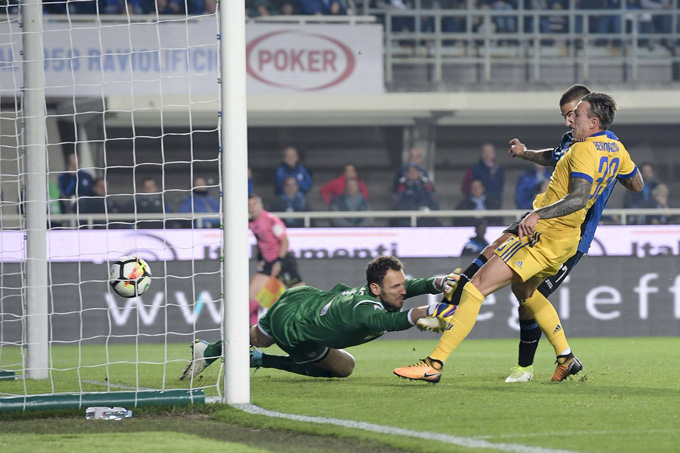 Bernardeschi dễ dàng ghi bàn sau tình huống sai sót của thủ môn đối phương