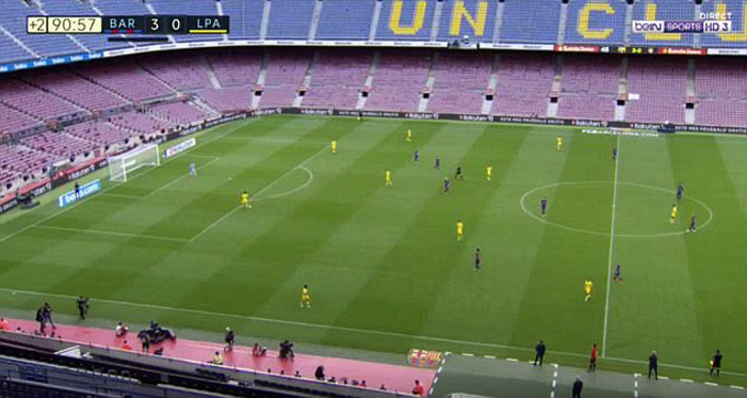 10 cầu thủ Barca đá với 11 người Las Palmas khi Suarez không chịu vào sân thi đấu