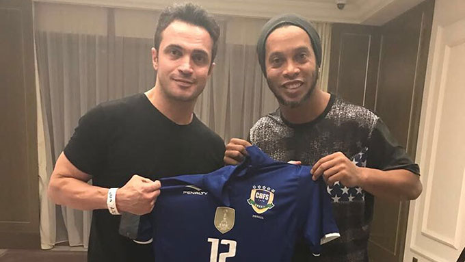 Ronaldinho và Falcao sát cánh trong màu áo futsal Brazil