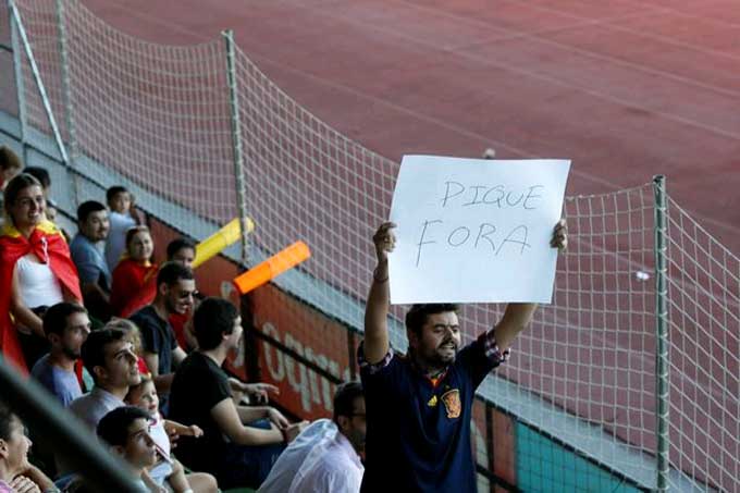 Fan yêu cầu Pique rời ĐT Tây Ban Nha