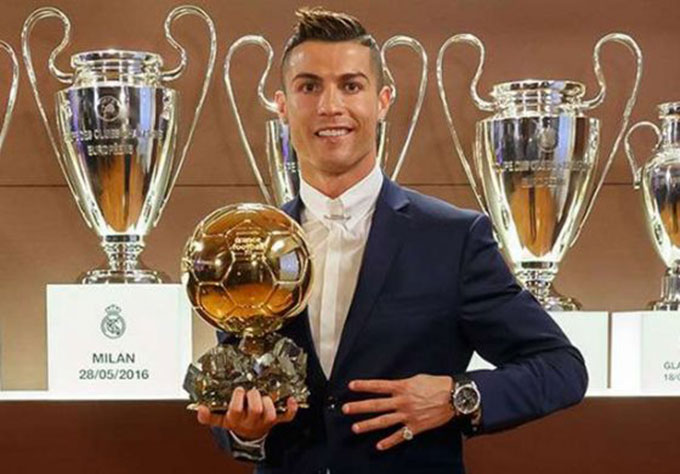 Ronaldo bán đấu giá bản sao Quả bóng vàng để làm từ thiện