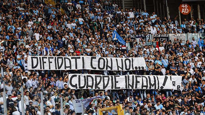 Lazio phải đóng cửa 1 phần SVĐ vì để fan vạ miệng