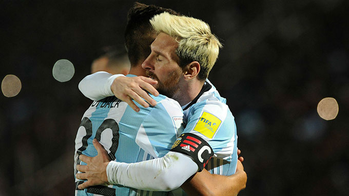 ĐT Argentina gặp khó khi bố trí Messi đá cặp cùng Dybala