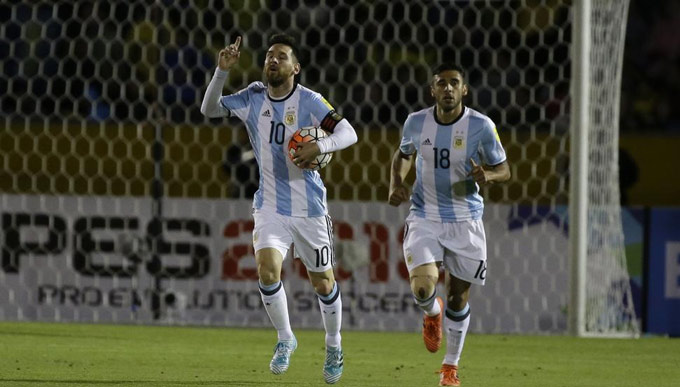Một mình Messi kéo Argentina thoát khỏi vũng lầy