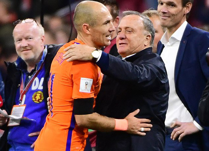 Robben ăn mừng với HLV Advocaat