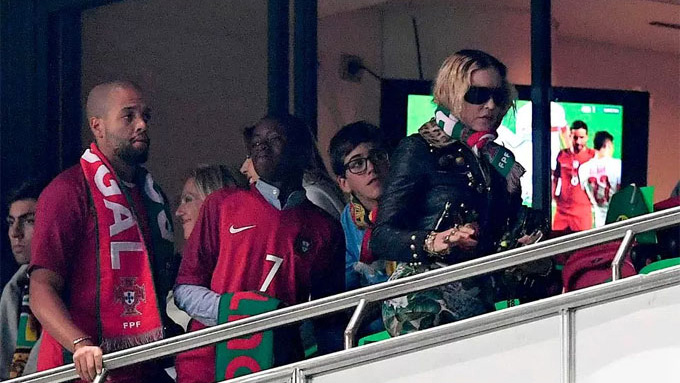 Nữ hoàng nhạc Pop Madonna đưa con trai đi cổ vũ Ronaldo